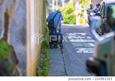 日本鎌倉市景 陡坡小鎮...口罩是“手袋”...老齡化社會...=鎌倉市 日本鎌倉市景 陡坡小鎮...口罩是“手袋”...老齡化社會...=鎌倉市 104961501