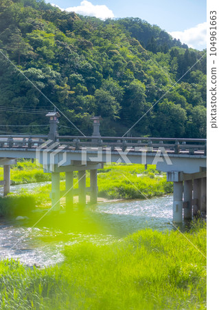 Misasa Onsen with early summer, fresh greenery, and clear streams Misasa Onsen with early summer, fresh greenery, and clear streams 104961663