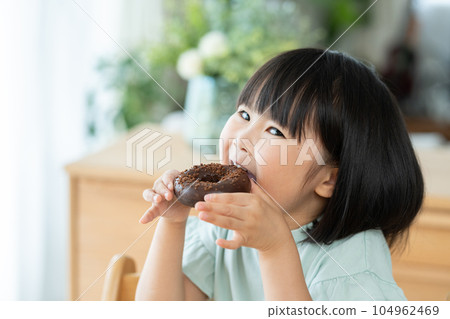 孩子吃巧克力甜甜圈 孩子吃巧克力甜甜圈 104962469