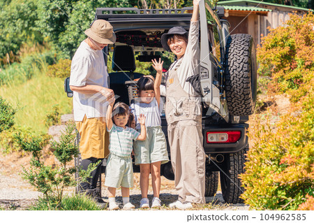 Family / family who came to the auto campsite by RV car / car 104962585