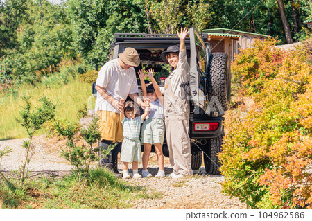 Family / family who came to the auto campsite by RV car / car 104962586