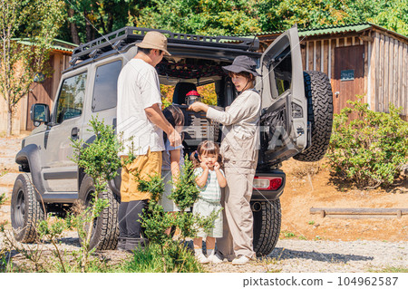Family / family who came to the auto campsite by RV car / car 104962587
