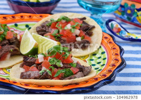 Delicious Mexican tacos 104962978