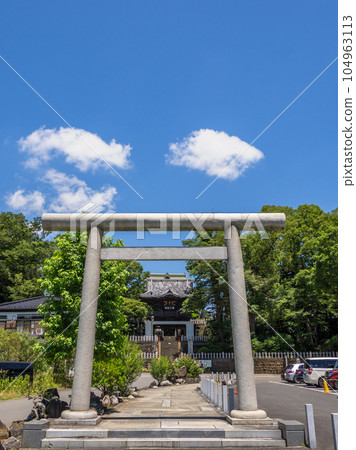 A torii gate built in a corner of a parking lot and the tower gate of Fuse Benten Tokai-ji Temple beyond it (Kashiwa City, Chiba Prefecture) A torii gate built in a corner of a parking lot and the tower gate of Fuse Benten Tokai-ji Temple beyond it (Kashiwa City, Chiba Prefecture) 104963113