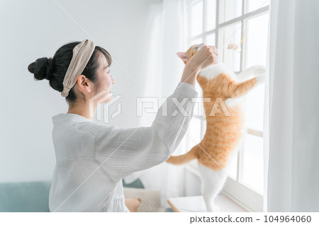 亞洲女主人用逗貓棒玩她的貓 亞洲女主人用逗貓棒玩她的貓 104964060