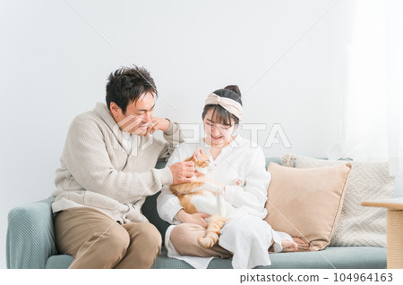 在家養貓的夫妻和夫妻（主人） 104964163