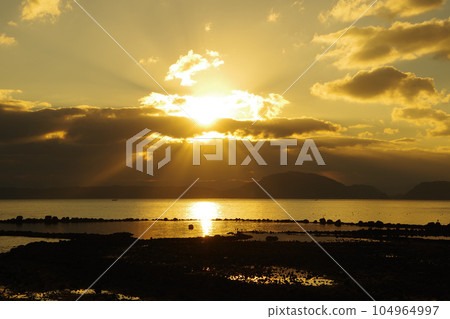 從長崎縣南島原市海岸看到的有明海和黃昏光線 從長崎縣南島原市海岸看到的有明海和黃昏光線 104964997