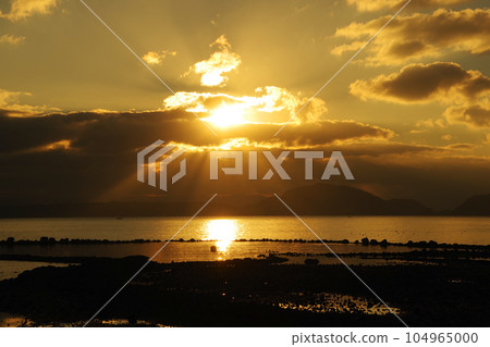 從長崎縣南島原市海岸看到的有明海和黃昏光線 從長崎縣南島原市海岸看到的有明海和黃昏光線 104965000
