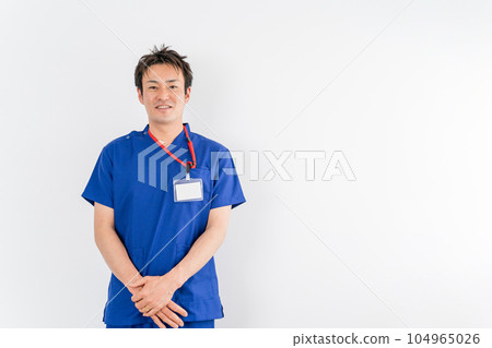 身穿藍色診所製服的醫務人員(醫生/醫生) 身穿藍色診所製服的醫務人員(醫生/醫生) 104965026