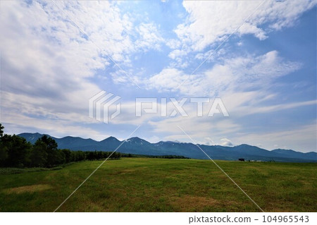 Hokkaido in July, embraced by the bosom of Daisetsuzan National Park, Hokkaido in early summer with a view of Mt. Tokachi, Mt. Furano, Mt. Biei, and Mt. Biei 104965543