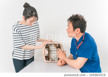 在動物醫院接受獸醫檢查的貓和主人的亞洲女人(寵物) 在動物醫院接受獸醫檢查的貓和主人的亞洲女人(寵物) 104965919