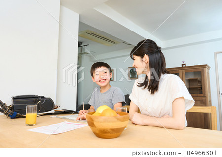 在客廳學習的小學生 104966301