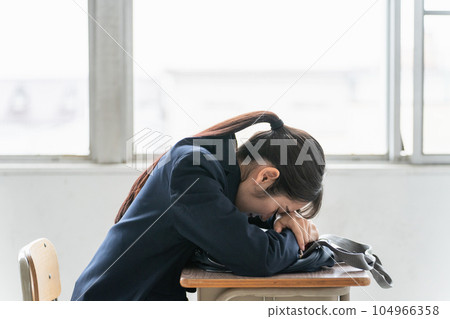 女高中生和初中生在學校教室裡擔心（擔心、煩惱、壓力） 104966358