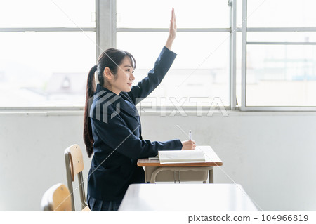 高中生和上課積極舉手的學生 104966819