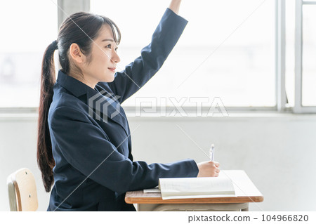 高中生和上課積極舉手的學生 104966820