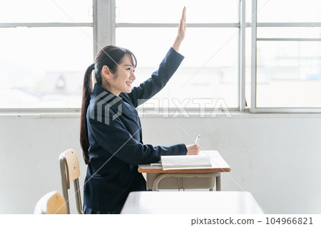 高中生和上課積極舉手的學生 104966821