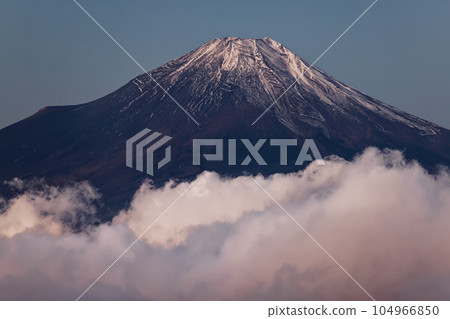 Mt. Fuji and the sea of sunrise as seen from the Tanzawa-Kotodo-maru 104966850