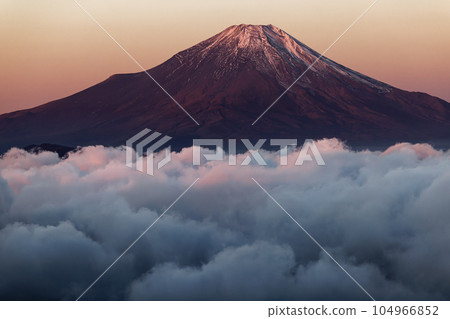 Mt. Fuji and the sea of sunrise as seen from the Tanzawa-Kotodo-maru Mt. Fuji and the sea of sunrise as seen from the Tanzawa-Kotodo-maru 104966852