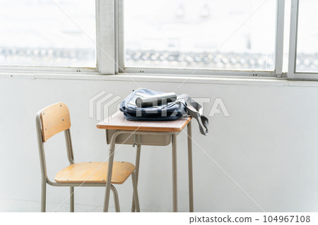 微笑的高中生,初中生,在學校課堂上有文憑的高中女生(畢業典禮,制服,校服) 微笑的高中生,初中生,在學校課堂上有文憑的高中女生(畢業典禮,制服,校服) 104967108