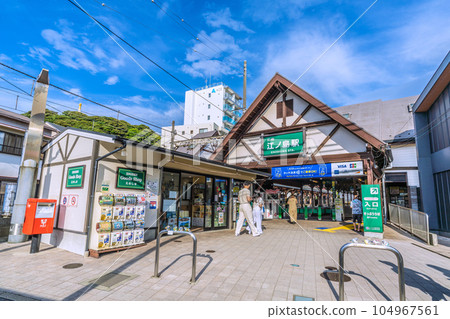 日本江之電江之島站藤澤城市景觀。三角形的屋頂令人印象深刻...... 日本江之電江之島站藤澤城市景觀。三角形的屋頂令人印象深刻...... 104967561