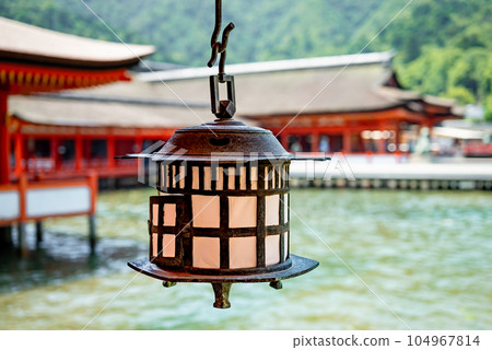 Scenery of round red lanterns, original to World Heritage Miyajima 104967814