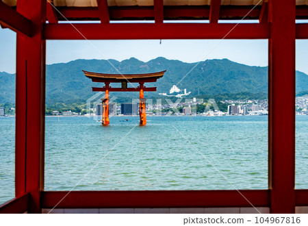 漂浮在海上的嚴島神社大鳥居和美麗的自然風光 漂浮在海上的嚴島神社大鳥居和美麗的自然風光 104967816