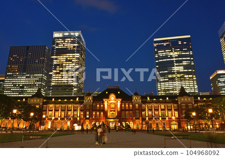 漂浮在魔法時刻的東京站夜景 漂浮在魔法時刻的東京站夜景 104968092