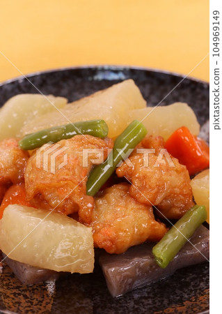 Deep-fried tsumami and simmered daikon radish side dish Deep-fried tsumami and simmered daikon radish side dish 104969149