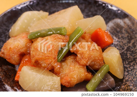 炸海蜆和燉蘿蔔配菜 炸海蜆和燉蘿蔔配菜 104969150