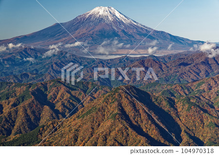 從丹澤山脈和飛童丸山脊線看到的富士山和紅葉山脈 104970318