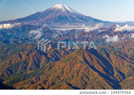 從丹澤山脈和飛童丸山脊線看到的富士山和紅葉山脈 104970568