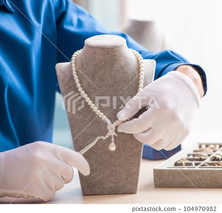Young jeweler working in his workshop 104970982
