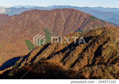 Mt. Omuro and Mt. Okuchichibu and Yatsugatake with colored leaves seen from Hinokidomaru in Nishitanzawa Mt. Omuro and Mt. Okuchichibu and Yatsugatake with colored leaves seen from Hinokidomaru in Nishitanzawa 104971182