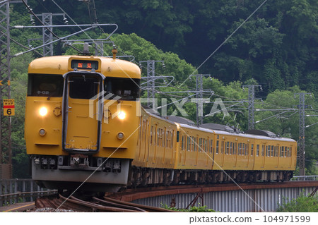 赤穗線/伯備線 115系列車（6節編組列車：新見方向） 104971599