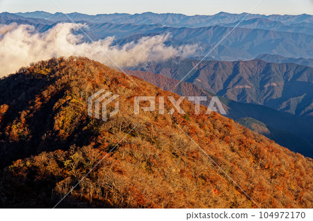 Sunrise ridgeline seen from Hinokudomaru in Tanzawa in the early morning Sunrise ridgeline seen from Hinokudomaru in Tanzawa in the early morning 104972170