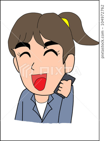 辦公室工作人員在智能手機上交談微笑的女人 104972762