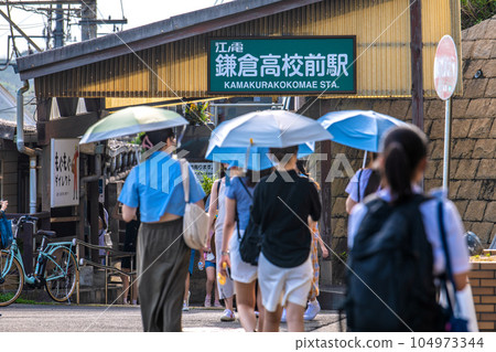 日本鎌倉市景 朝聖熱潮再度興起。江之電鎌倉高中前站。 104973344