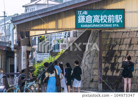 日本鎌倉市景 朝聖熱潮再度興起。江之電鎌倉高中前站。 104973347