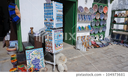 Traditional clay plates on the market of Tunisia. 104973681