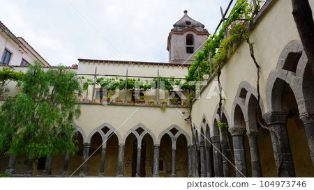 The scenic cloister of San Francesco d'Assisi Church in Sorrento, Italy 104973746