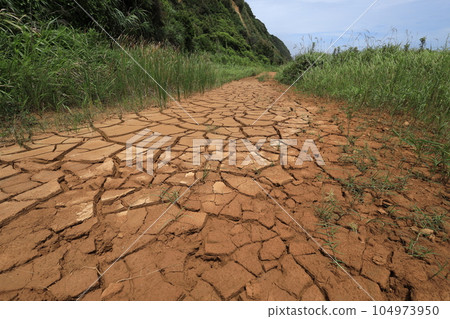 Cracks in the ground due to drought 104973950
