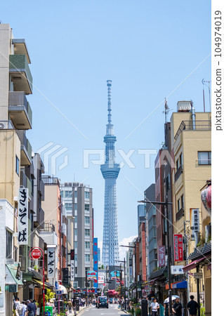 “東京”從台東區合童橋商店街的小巷看到的東京晴空塔 104974019