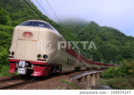 Sleeper Express Sunrise Izumo on the Hakubi Line Sleeper Express Sunrise Izumo on the Hakubi Line 104974147