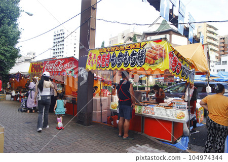 牽牛花市場以熱鬧的攤位吸引著人們,可以悠閒地吃集市上的攤位。 牽牛花市場以熱鬧的攤位吸引著人們,可以悠閒地吃集市上的攤位。 104974344