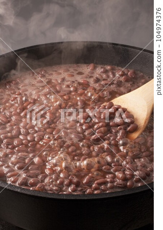 Boil azuki beans 104974376