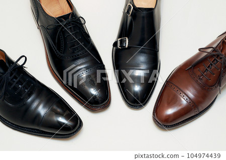 Polished leather shoes 104974439