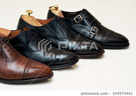 Polished leather shoes 104974442