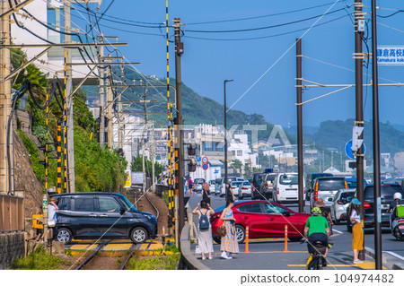 日本鎌倉市景 朝聖熱潮再起,鎌倉高中前一號鐵路道口和繁忙的海濱道路擠滿了訪日遊客 日本鎌倉市景 朝聖熱潮再起,鎌倉高中前一號鐵路道口和繁忙的海濱道路擠滿了訪日遊客 104974482