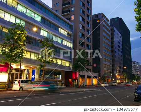 [東京]外苑西通日比谷線廣尾站夜景（2023年7月） 104975577