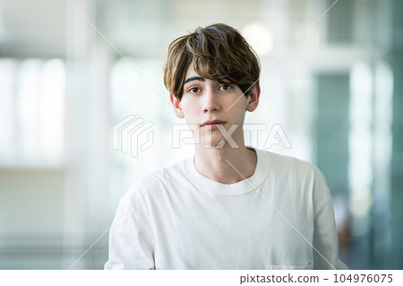 20歲出頭的男性美女形象肖像 20歲出頭的男性美女形象肖像 104976075